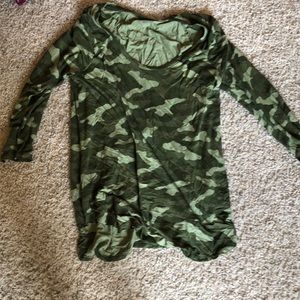 Camo quarter sleeve top